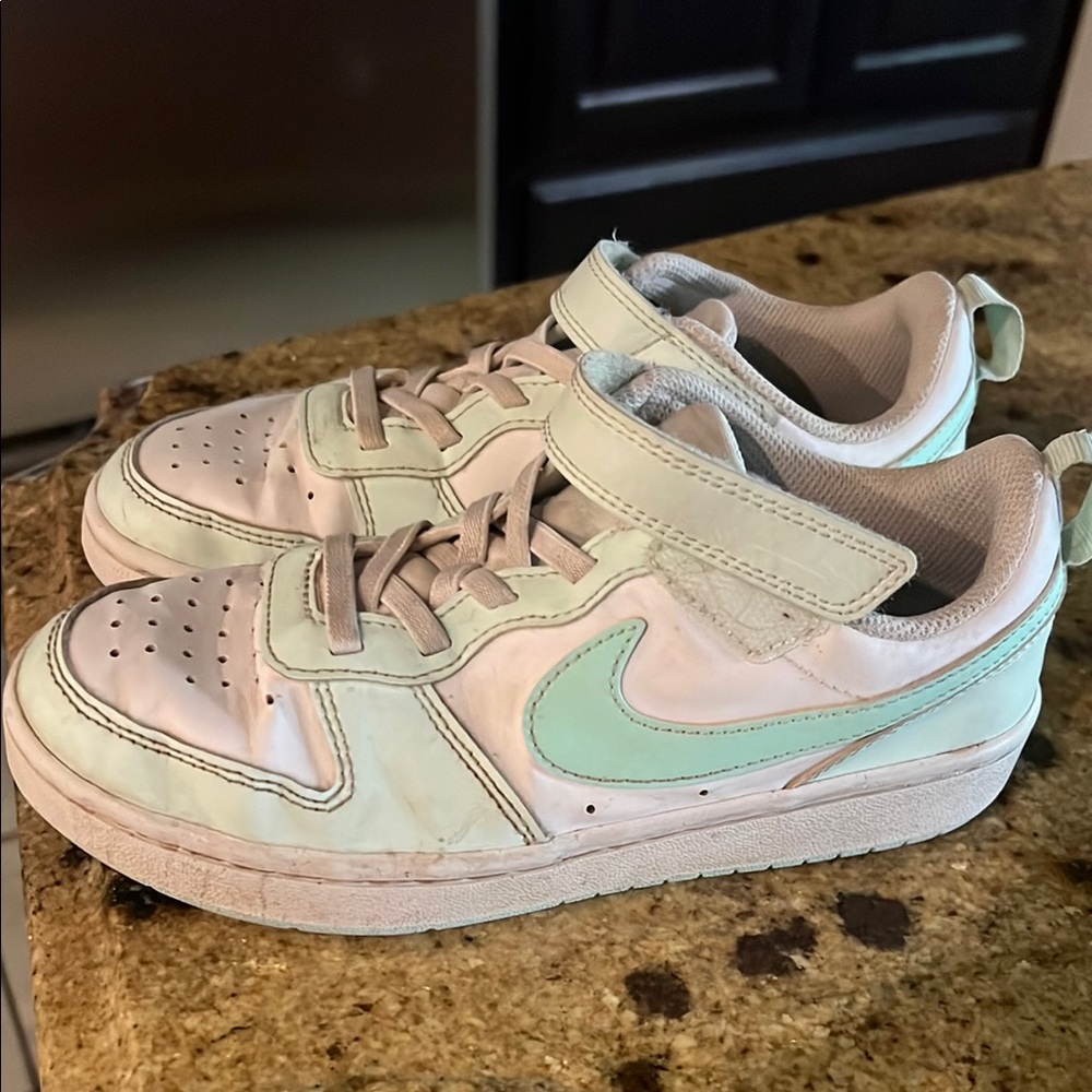 Nike White and Blue Sneakers Retro Style
